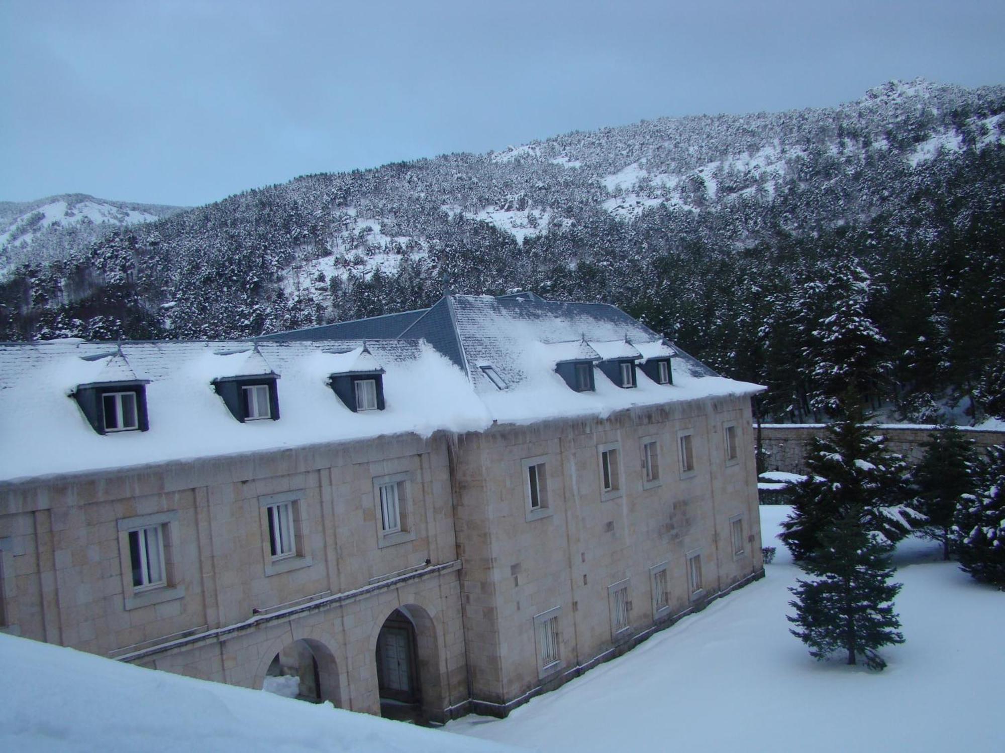 Hôtel Hospederia Santa Cruz à San Lorenzo de El Escorial Extérieur photo