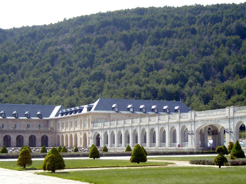 Hôtel Hospederia Santa Cruz à San Lorenzo de El Escorial Extérieur photo