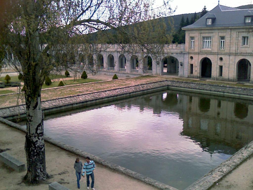 Hôtel Hospederia Santa Cruz à San Lorenzo de El Escorial Extérieur photo