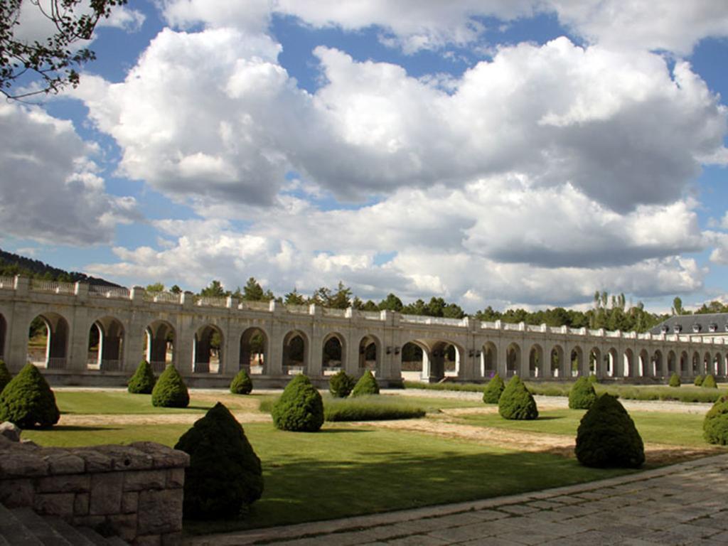 Hôtel Hospederia Santa Cruz à San Lorenzo de El Escorial Extérieur photo