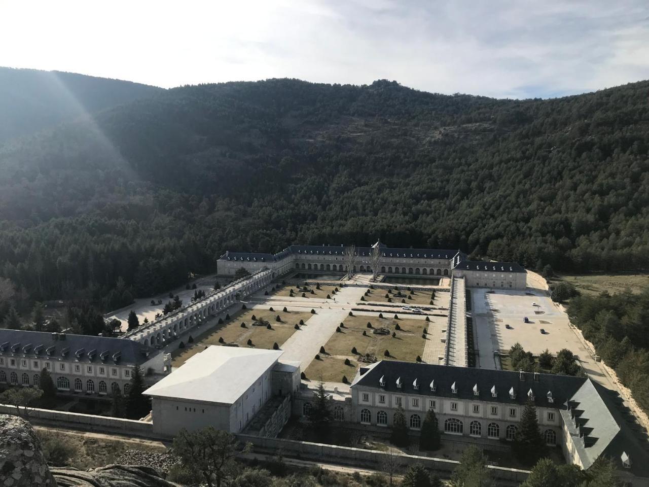 Hôtel Hospederia Santa Cruz à San Lorenzo de El Escorial Extérieur photo