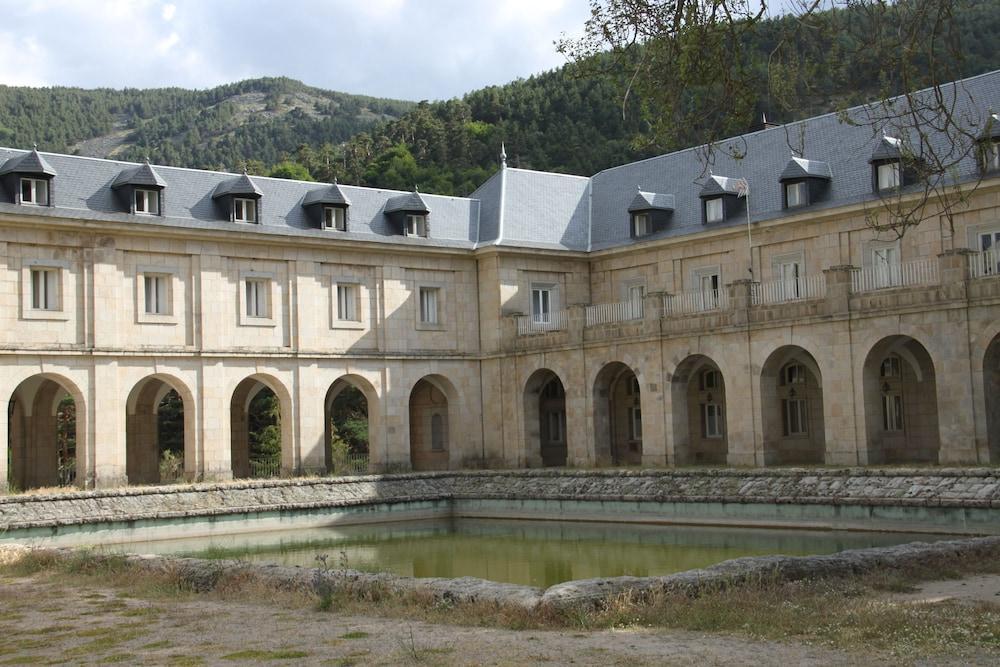 Hôtel Hospederia Santa Cruz à San Lorenzo de El Escorial Extérieur photo